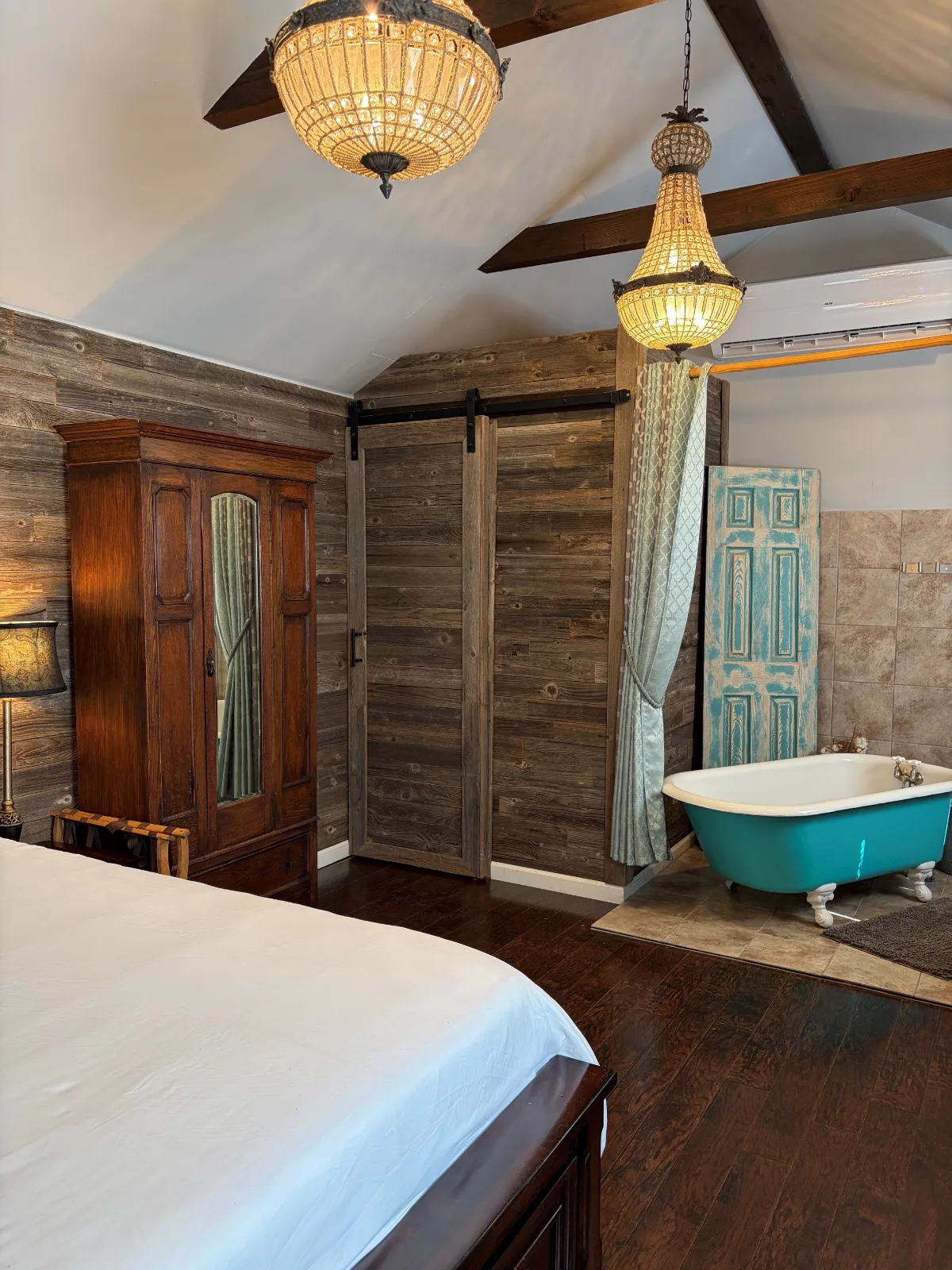 Clawfoot soaking tub in Cabin 2