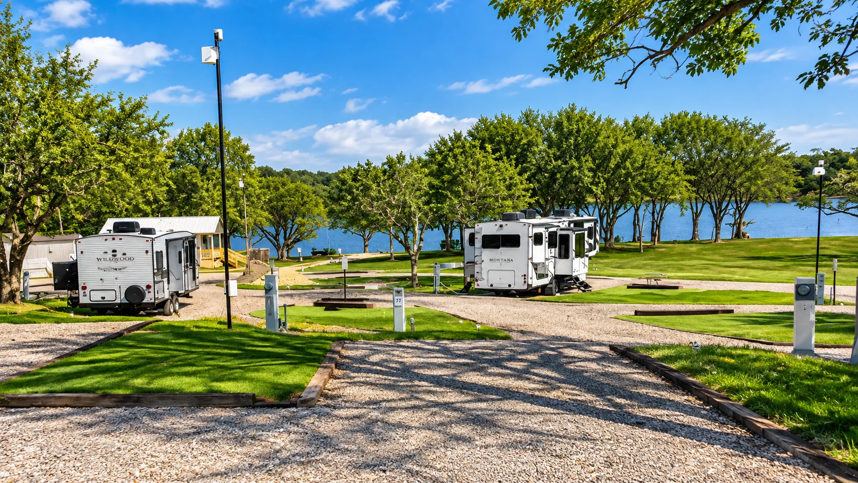 Waterfront full hookup RV sites on the grass beside Lake Lewisville at Waterfront Hideaway Ranch